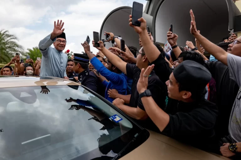 Rakyat Johor sambut PM Anwar dengan meriah