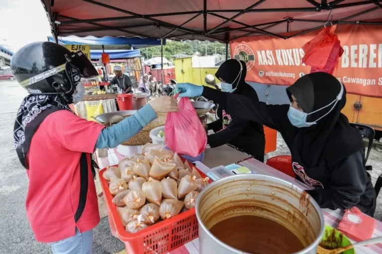 Selangor wajibkan pengendali makanan pakai pelitup muka