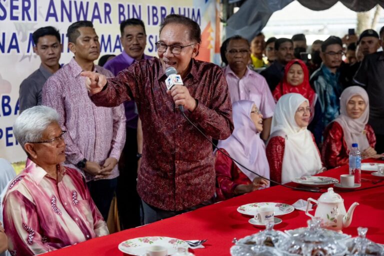 Anwar turun bertanya khabar orang Permatang Pauh