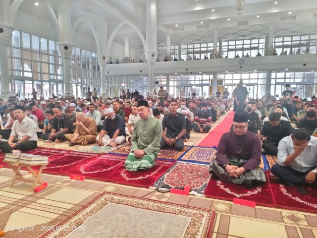 PM Anwar solat Jumaat di Masjid Khalid Al-Walid