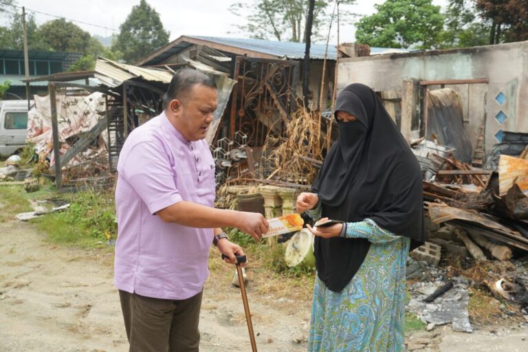 Sany Hamzan bantu ibu tunggal anak sembilan mangsa rumah terbakar
