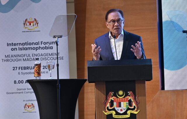 Hentikan Islamofobia jika hendak Malaysia kekal bersatu, multi budaya – Anwar
