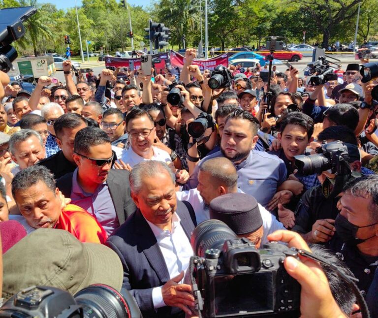 Mahiaddin tiba di ibu pejabat SPRM