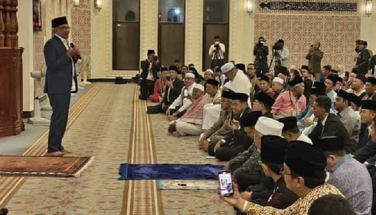 Rupanya Anwar ceramah di masjid ketika melawat Kemboja