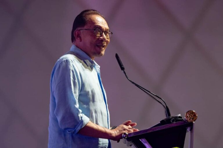 (VIDEO) Nasib baik saya PM, kalau tak saya gasak lagi – Anwar