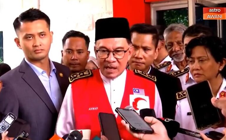 (VIDEO) Tiap minggu mengigau, Anwar cabar pembangkang bawa SD ke Parlimen