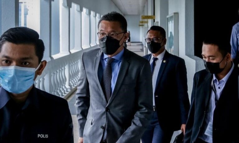 Pengarah syarikat didakwa terima rasuah RM15 juta untuk Hamzah Zainudin