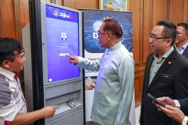 Anwar – first Malaysian with Digital ID