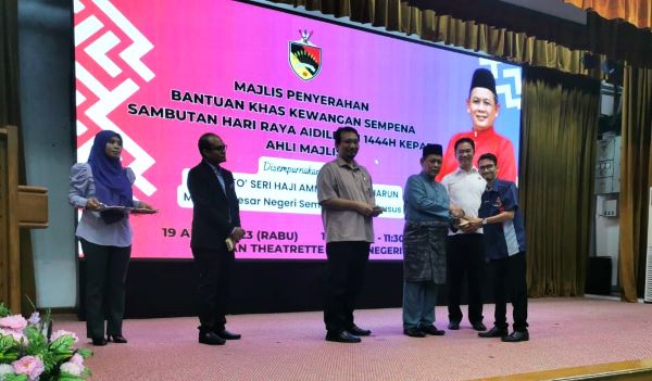 Ahli Majlis Daerah NS terima duit raya RM1000