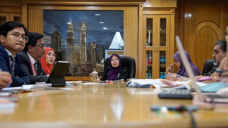 Usaha menyahjenayahkan cubaan bunuh diri sedang dijalankan