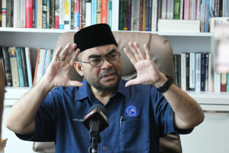 Mujahid bahasakan Dewan Ulama Pas, jangan jadi pak sanggup bela Sanusi