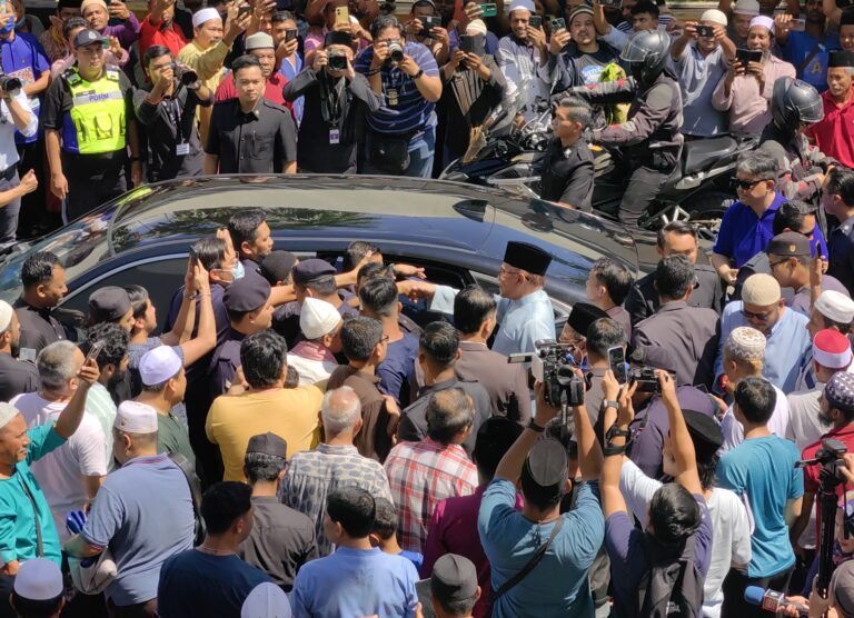 Solat bersama PMX & peluang rakyat mendekati pemimpin kesayangan mereka