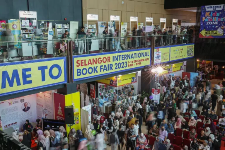 Peniaga kecil girang dengan hasil jualan di SIBF23