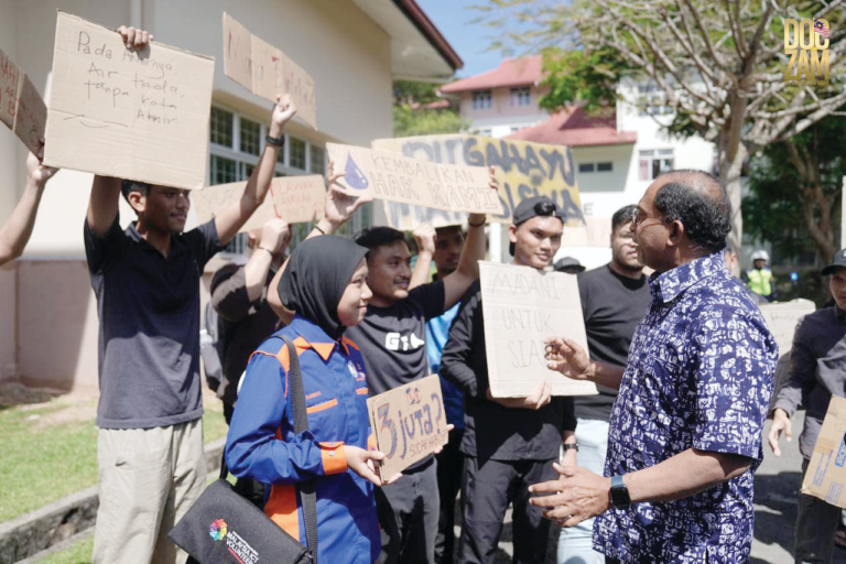 Isu air UMS selesai selepas menteri turun, pelajar gembira dah boleh mandi