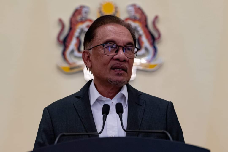 Semua bukan Melayu tak setia, kroni dia je setia – Anwar