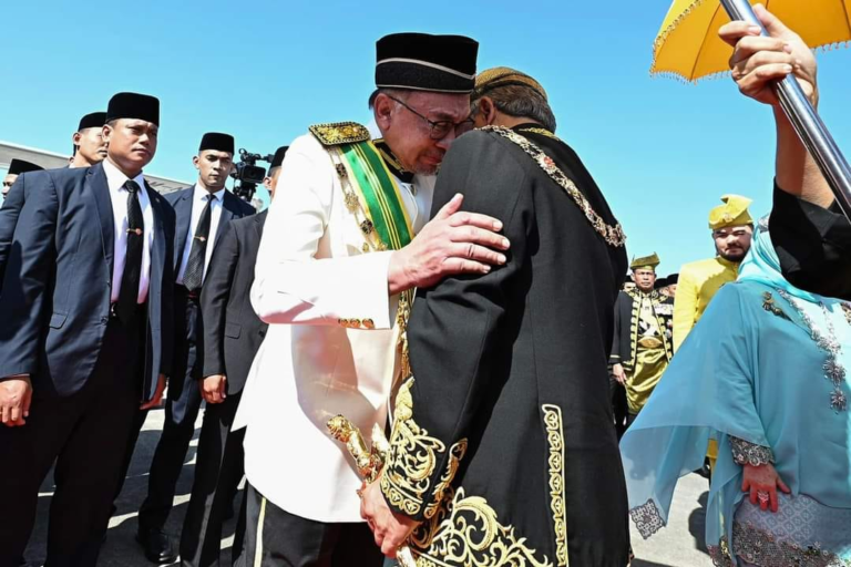 Foto Anwar tahan sebak ketika dakap Al-Sultan Abdullah tuai perhatian