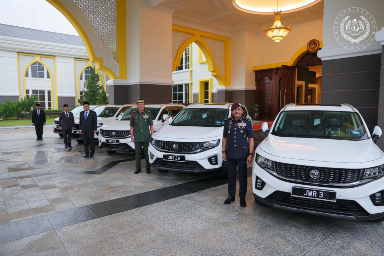 Agong kurnia Proton X90 kepada Ketua Polis Negara, pegawai kanan istana