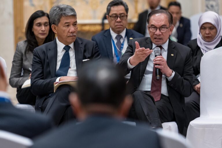 PM continues to woo investors at WEF