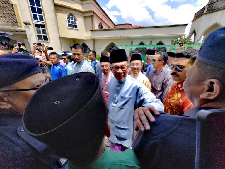 Anwar bersama rakyat makan tengah sempena jamuan hari raya dan solat jumaat di Masjid Bandar Utama Batang Kali