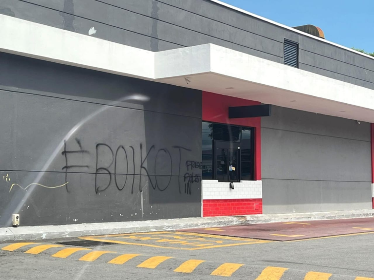 Tular dinding McDonald dicemari vandalisme, diconteng perkataan boikot