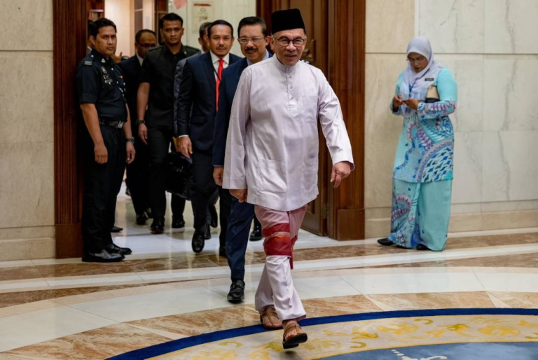 ‘Jangan berlumba-lumba anjur rumah terbuka mewah, bukan duit anda pun’ – PM