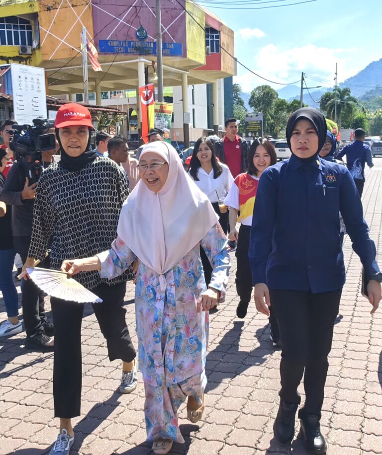 Saya datang memberi sokongan untuk memenangkan calon N.06 Kuala Kubu Baharu saudari Pang Sock Tao untuk meneruskan kesinambungan mendiang Lee – Yb Wan Azizah