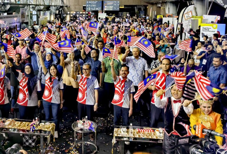 BERITA FOTO | “Satu Rumah Satu Jalur Gemilang” simbolik kemerdekaan dan perpaduan rakyat Malaysia – Fahmi