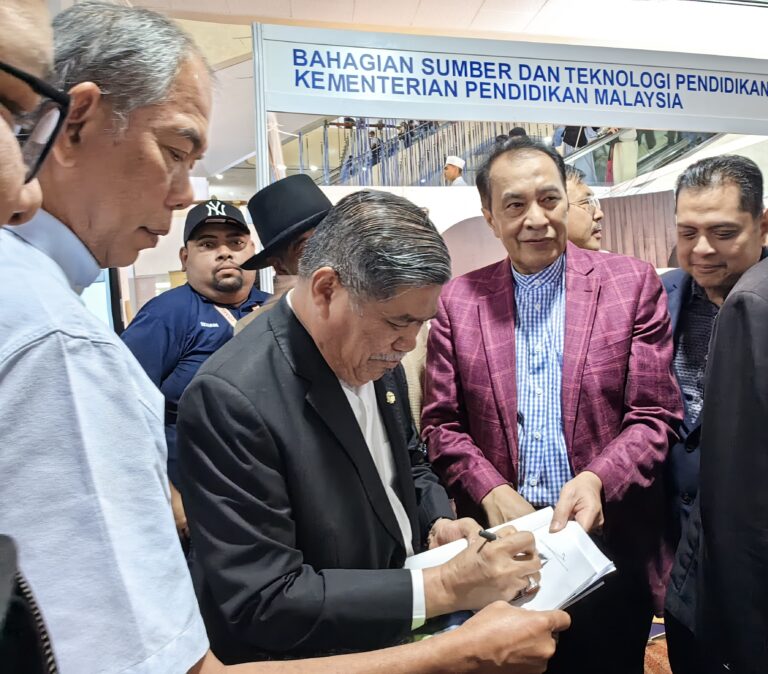 BERITA FOTO | Mat Sabu harap buku seperti dihasilkan Husam diperbanyakkan lagi dalam pasaran tempatan