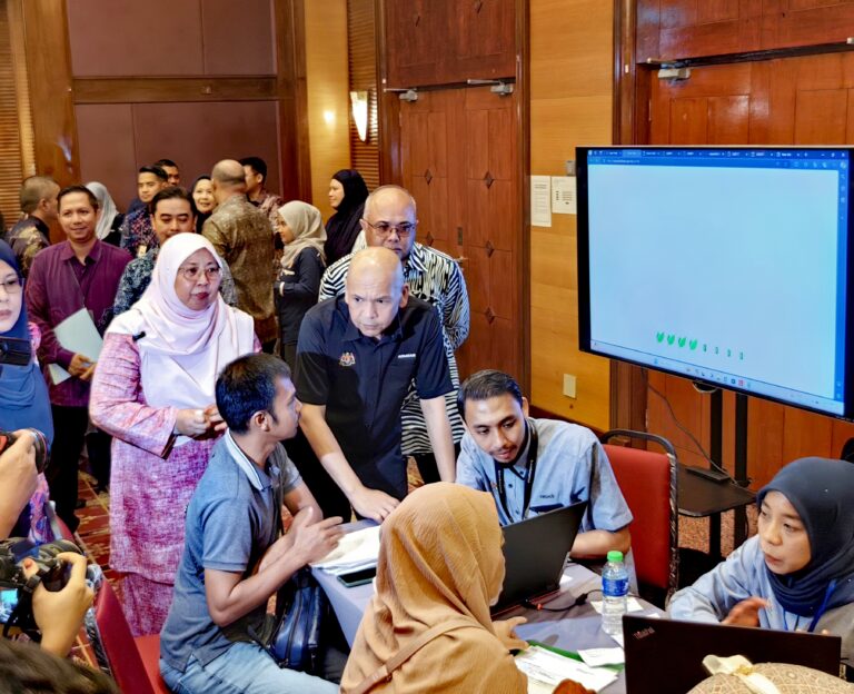 FOTO BERITA | Sejuta ‘Fleet Card’ tersedia untuk syarikat pengangkutan darat – YBM Armizan