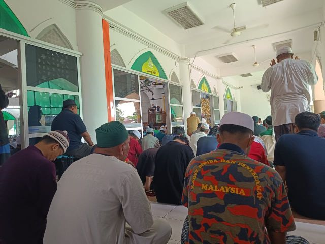 Selepas kecoh, masjid kata tak apa pakai baju parti, jangan edar risalah politik saja