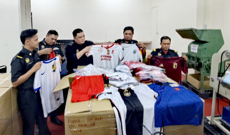 4 premis di Jalan Petaling diserbu dalam oprasi benteras penjualan jersi tiruan bernilai RM450 ribu