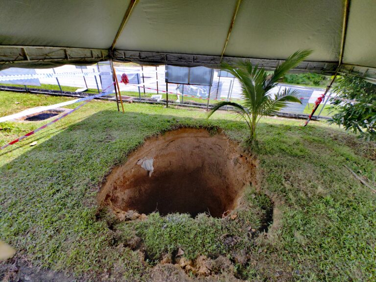 Tanah jerlus menyebabkan lubang sedalam enam meter akibat mendapan tanah