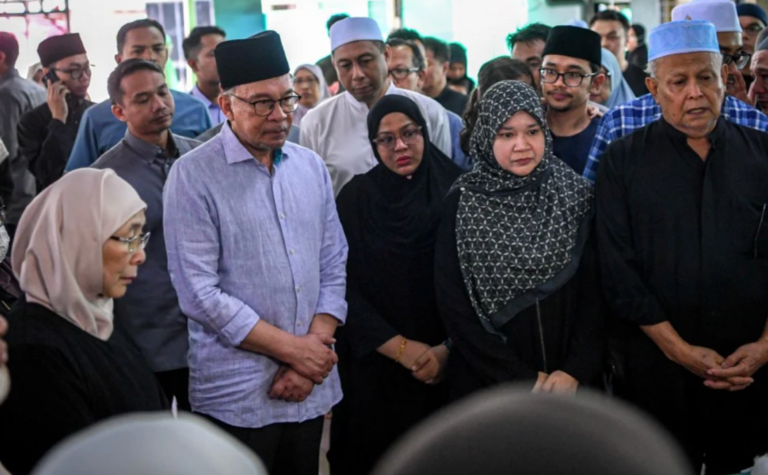 Anwar, Azizah lebih sejam ziarah keluarga Fadhlina