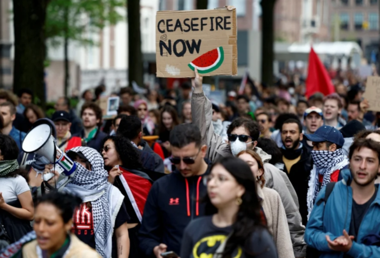 Genap lapan bulan genosid, kumpulan pro-Palestin berhimpun di luar Rumah Putih hari ini