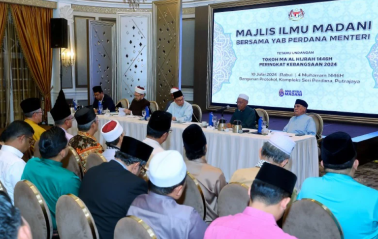 ‘Kalau kita masih kusut dengan fahaman jahiliah…’ – Ini pesan PM depan dua tokoh Maal Hijrah 1446H
