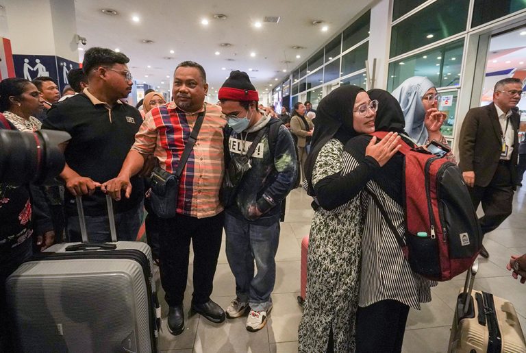 Malaysians return home from Bangladesh amid violent riots 