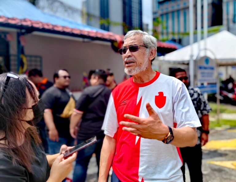 ‘Dah ambil tanah orang, takkan tak boleh datang jumpa’ – Khalid kepada menteri