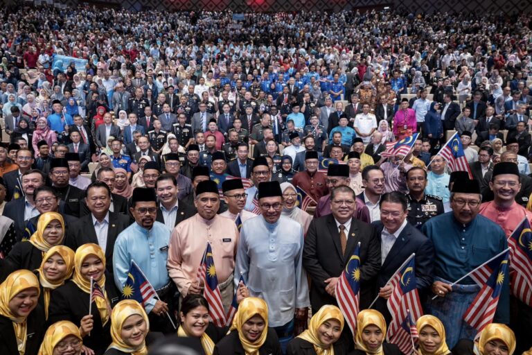 Ini sebabnya 125,000 penjawat awam Gred 1 mengukir senyuman