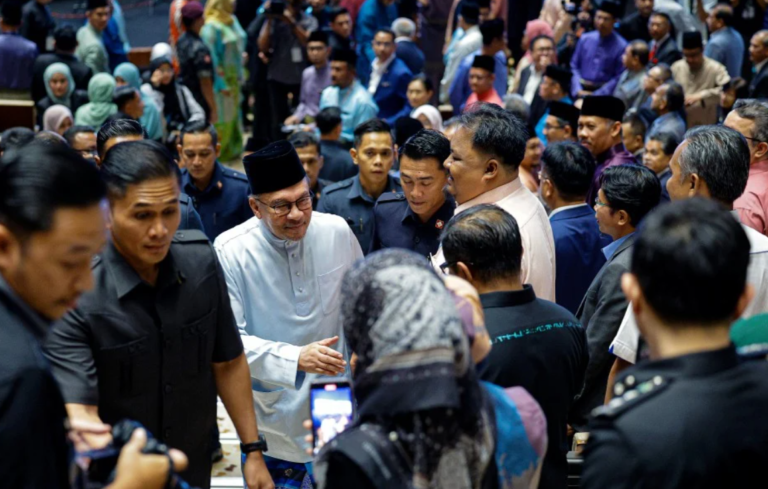Anwar umum lagi duit raya, kali ini untuk guru Kafa, imam, bilal