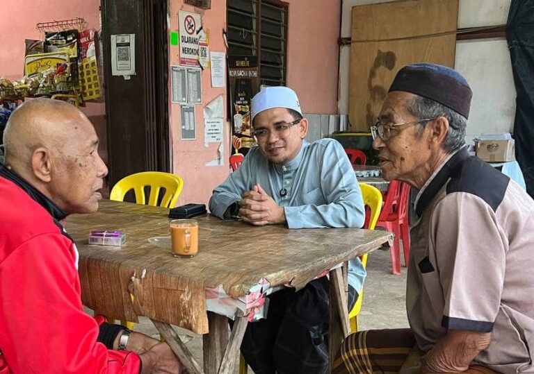 Cara buat kerja macam dah jadi wakil rakyat, siapakah dia?