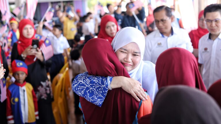 ‘Mak saya kata YB suka tudung bawal’