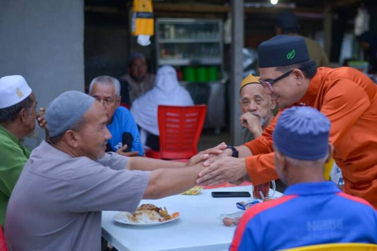 Budok Awie dah mula bekerja, bertemu penduduk Nenggiri