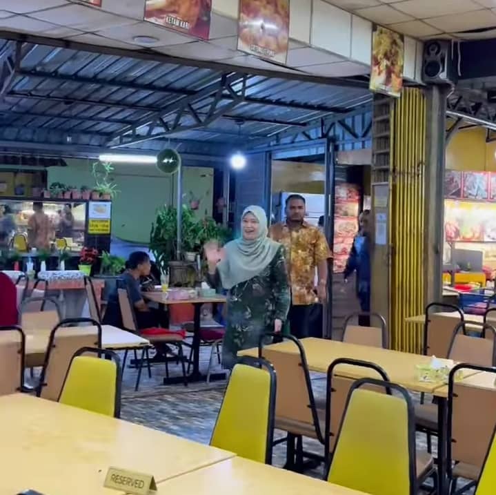 Menteri lepak dengan pelajar di kedai mamak tuai perhatian ramai