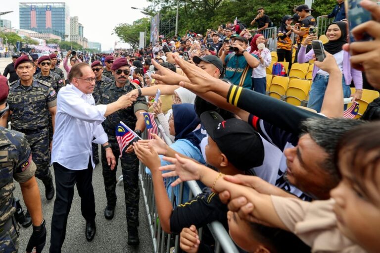 Video : Dedikasi khas buat Anwar, tarian ‘cuci rasuah’ guna penyapu gempak habis
