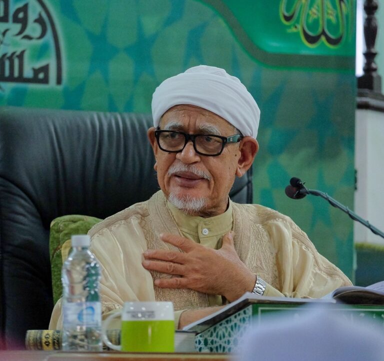 Video : Hadi terkejut, kakitangan Jaim yang masukkan gambar beliau dalam khutbah diambil tindakan