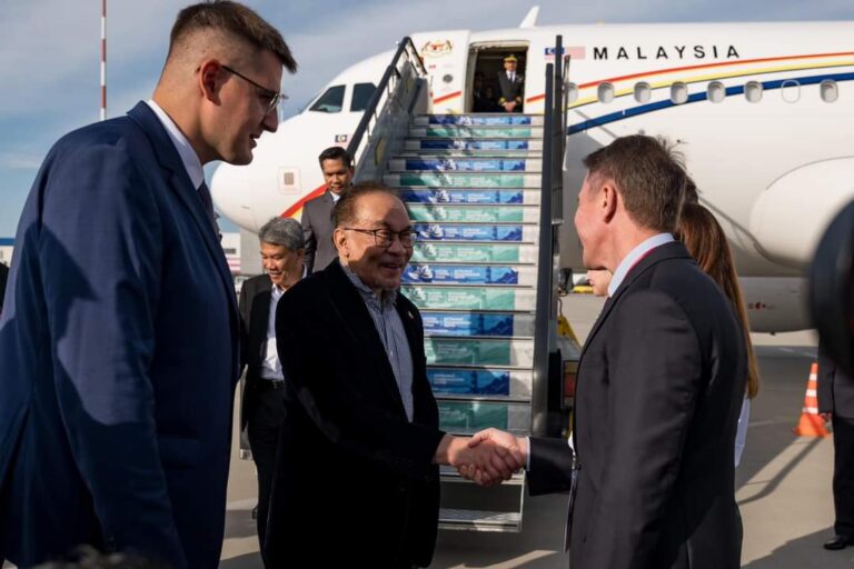 Masa untuk perkukuh kerjasama, PM Anwar tiba di Rusia