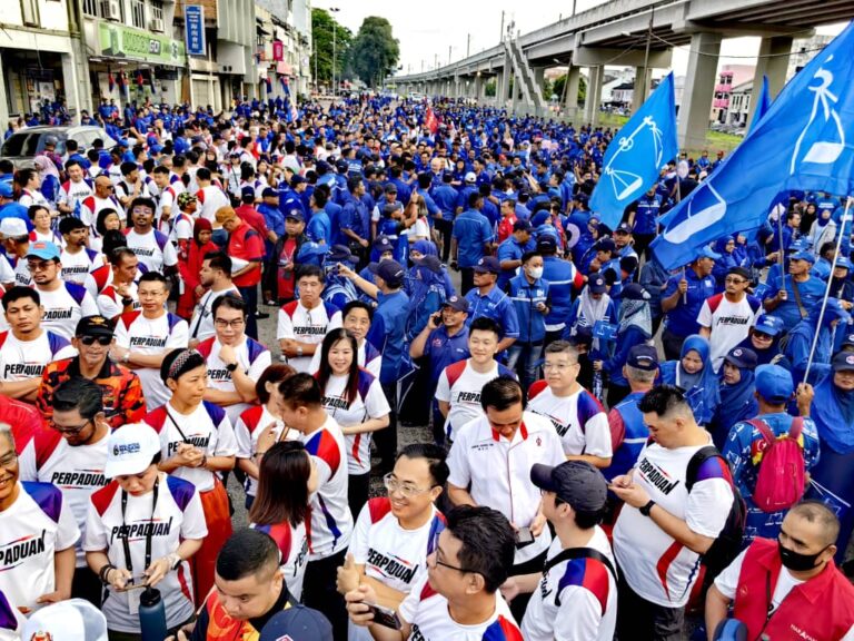 Penuh jalan! Ribuan penyokong BN berkampung di pusat penamaan calon