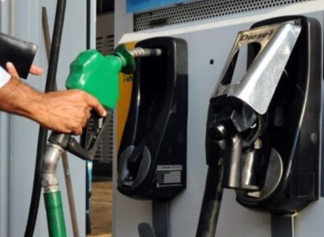 Harga RON97 dan diesel terus turun setiap minggu, esok berkurang 15 sen