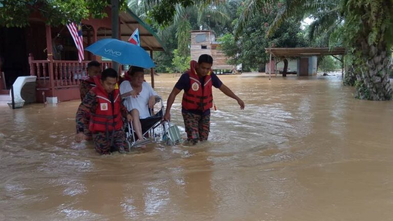 Banjir makin buruk di Kedah, Sanusi di Jepun, PM Anwar turun tinjau pagi ini