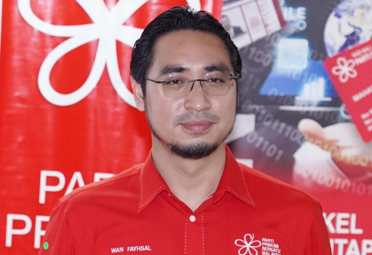 Wan Fayhsal sambut saman Rafizi, sedia subpoena macai ke mahkamah